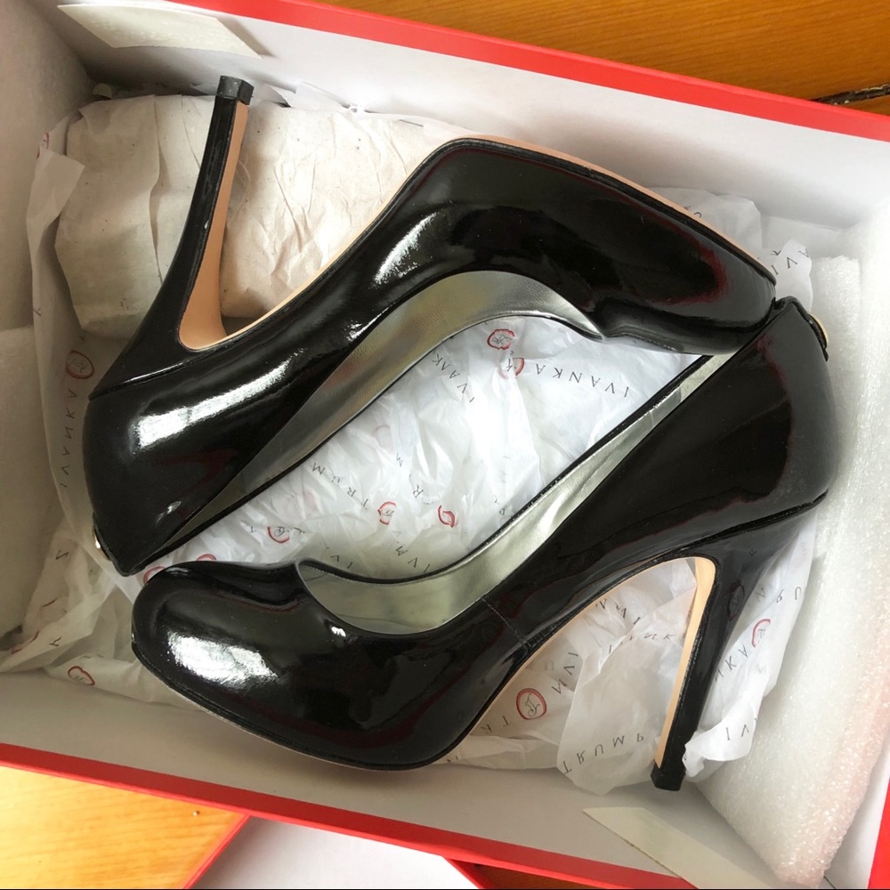 NWOT Ivanka Trump Black Heels Size 4.5
